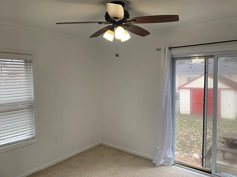 918 Batavia Ave — Photo 14