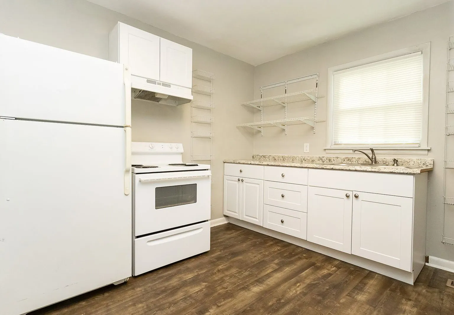 3 bed, 1.0 bath, 816 sqft, $1,145 — Photo 2