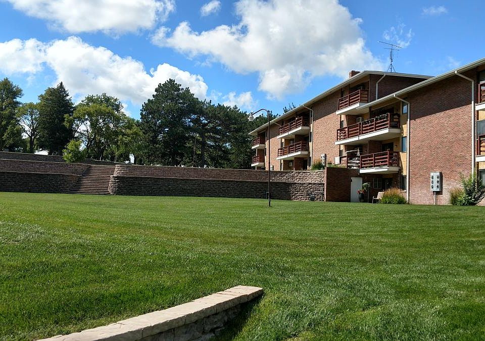 2nd image of 1505 Glenmore Dr APT 306