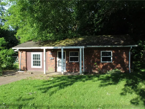 323 Fox Dr, Ashtabula, OH 44004