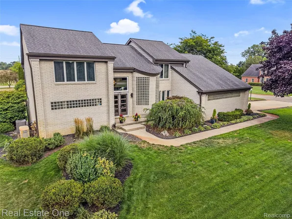 10137 Devonshire Dr, South Lyon, MI 48178