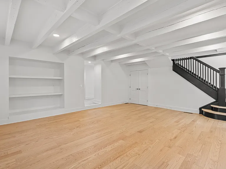 Living room grand staircase to bedroom level.