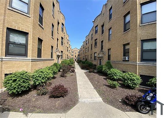 1st image of 4615 S Drexel Blvd APT 1B