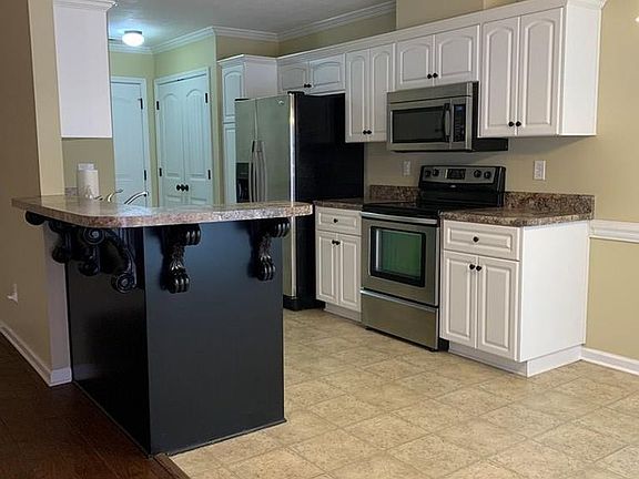 3rd image of 548 Lory Ln
