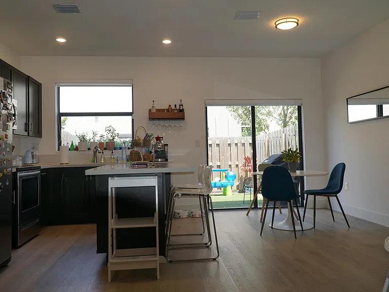 21435 NE 2nd Pl — Photo 2