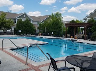 2012 Farmington Lakes Dr APT 8, Oswego, IL 60543