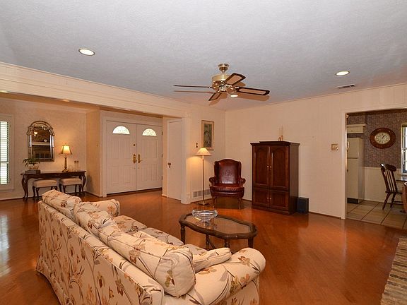 5th image of 1619 University Dr