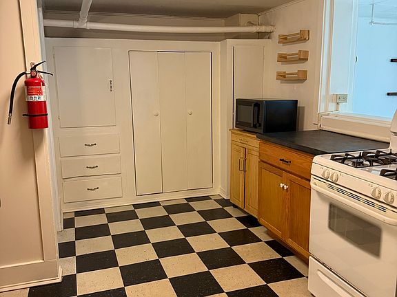 3rd image of 404 Pearl St APT 1B