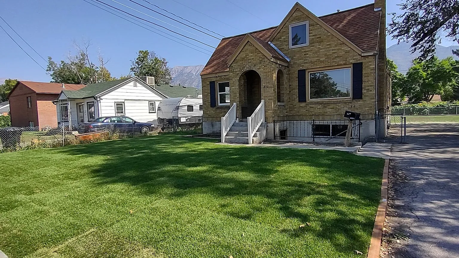 Quaint 4 Bedroom Bungalow Style Home With Spacious Backyard — Photo 1