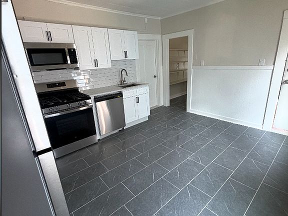 2nd image of 23 Howe St #2