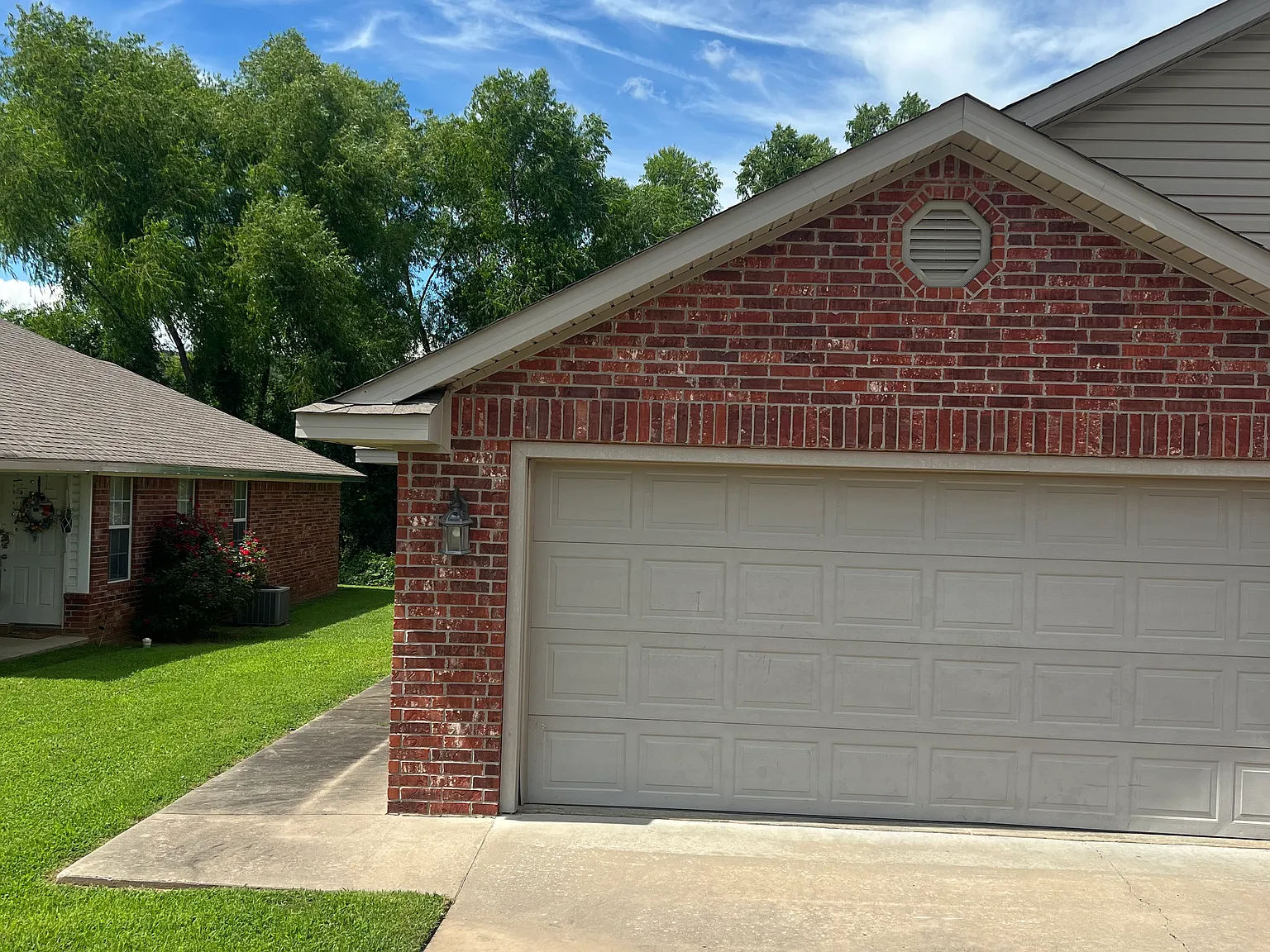 2106 Plum Creek Ln — Photo 1