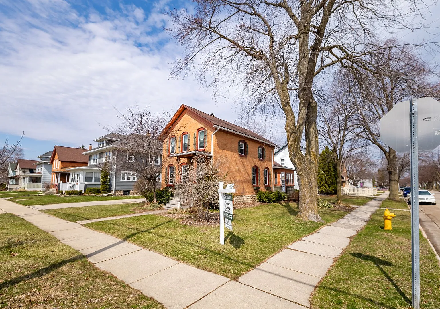 476 Linden St — Photo 3