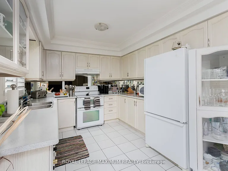 195 Gidleigh Park Cres W — Photo 8