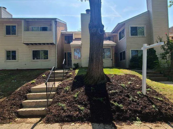 2213 Saunders Dr, Herndon, VA 20170