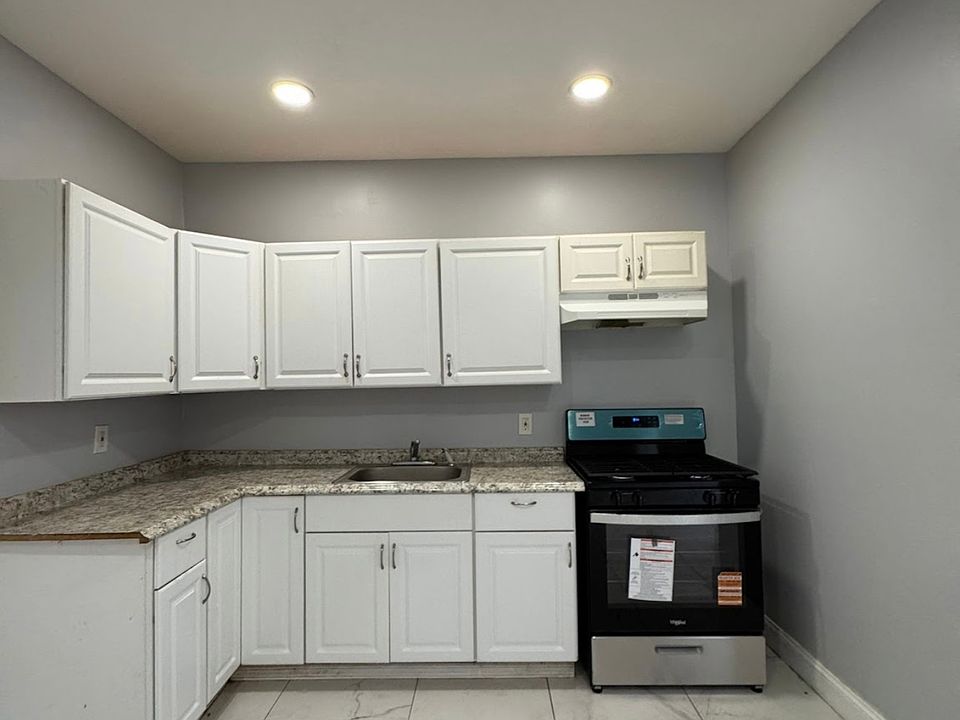 1st image of 59 Mountain View Ave Floor 1