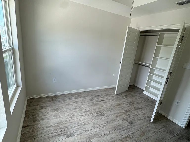 1605 Los Alamos St #A — Photo 8