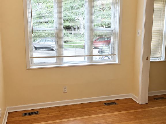 3rd image of 827 Hamlin St