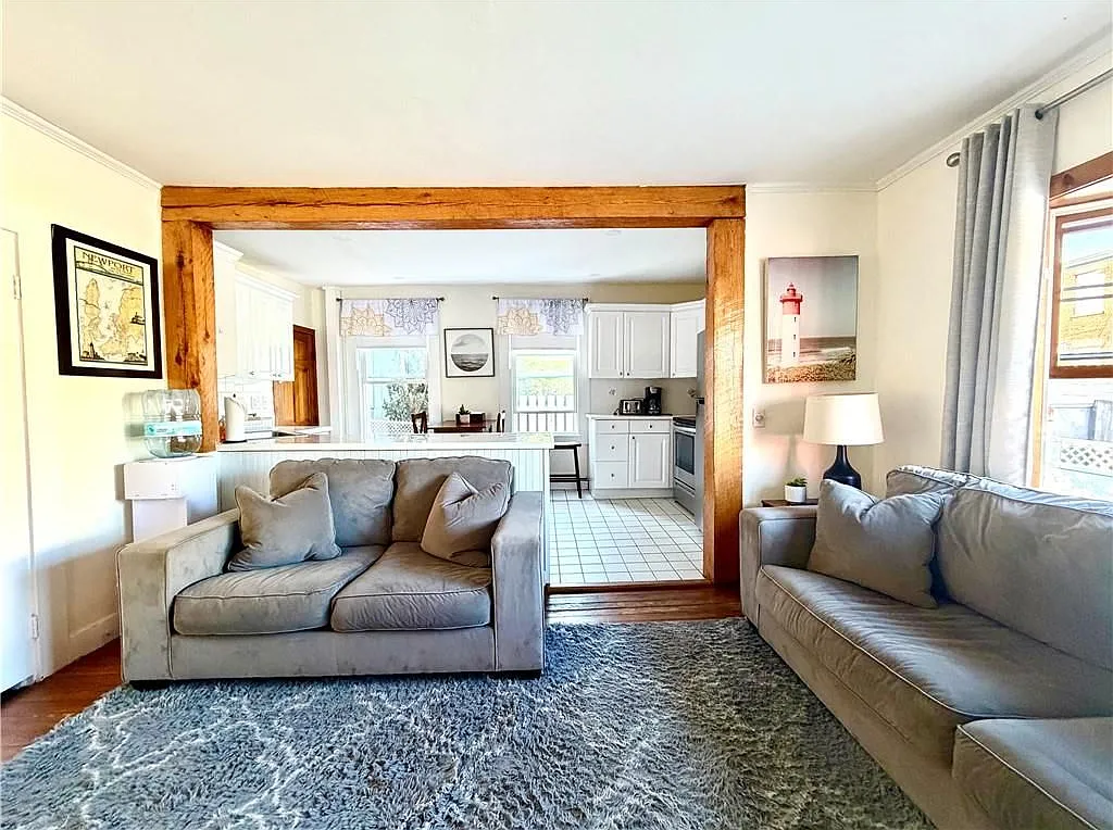 3 bed, 2.0 bath, 989 sqft, $2,700 — Photo 2