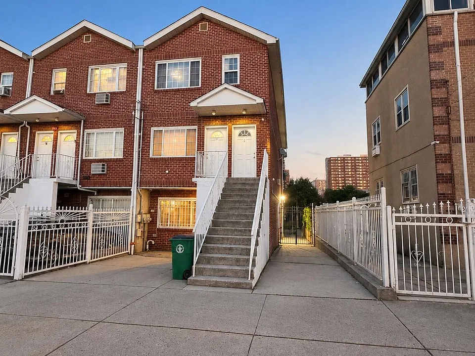 707 Crescent St #2