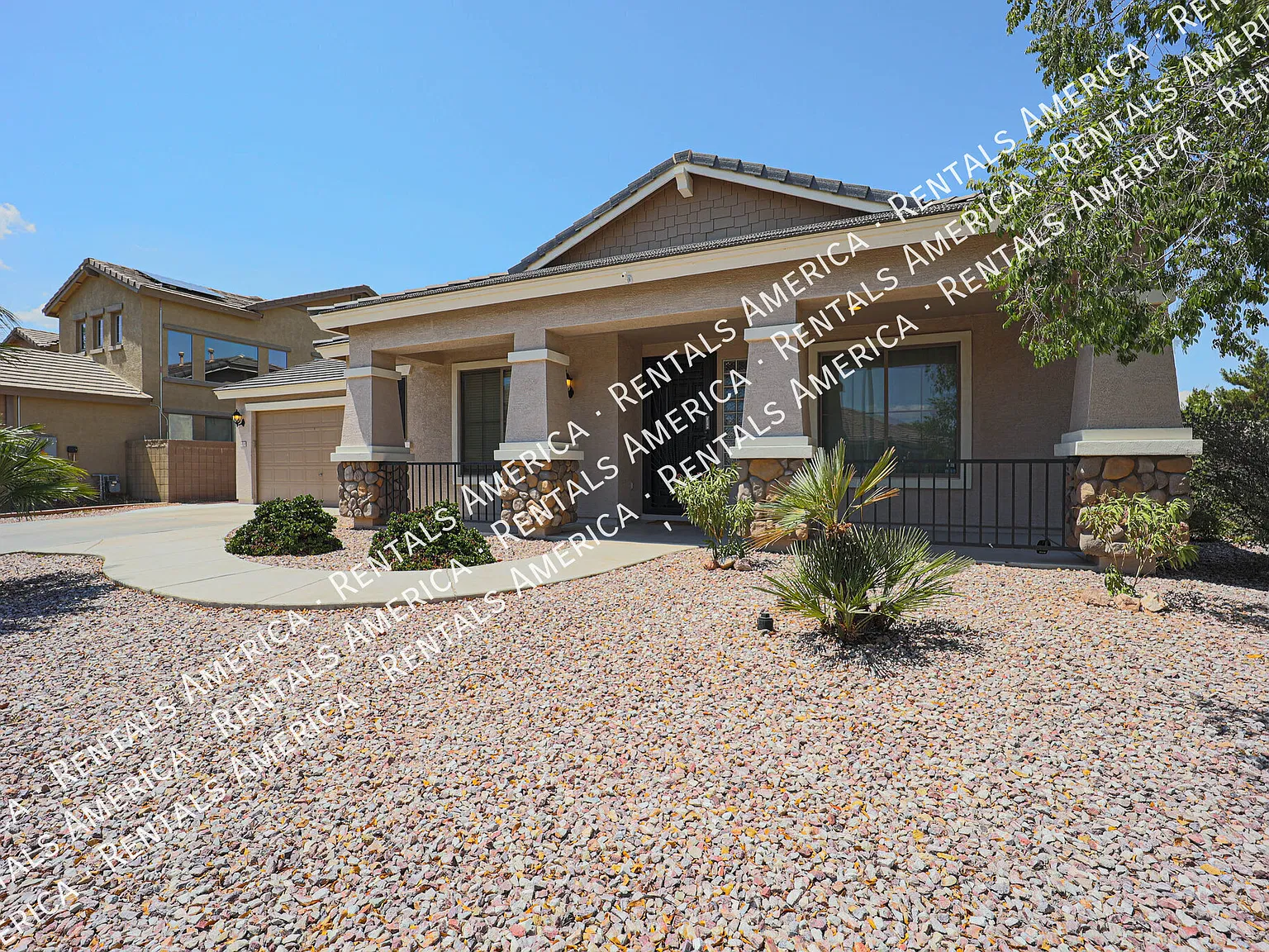 Single level with pool! — Photo 3
