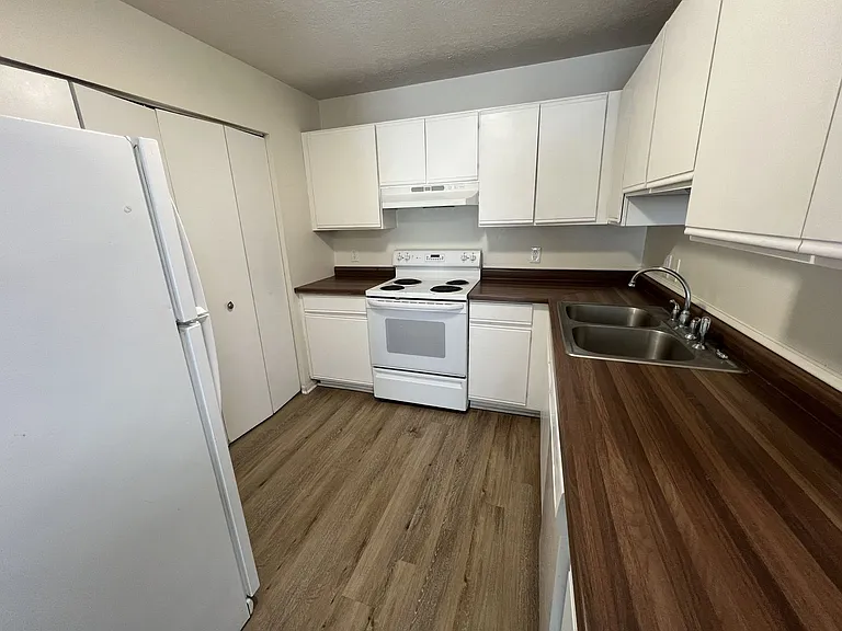 414-417 426 Munson Pl — Photo 3