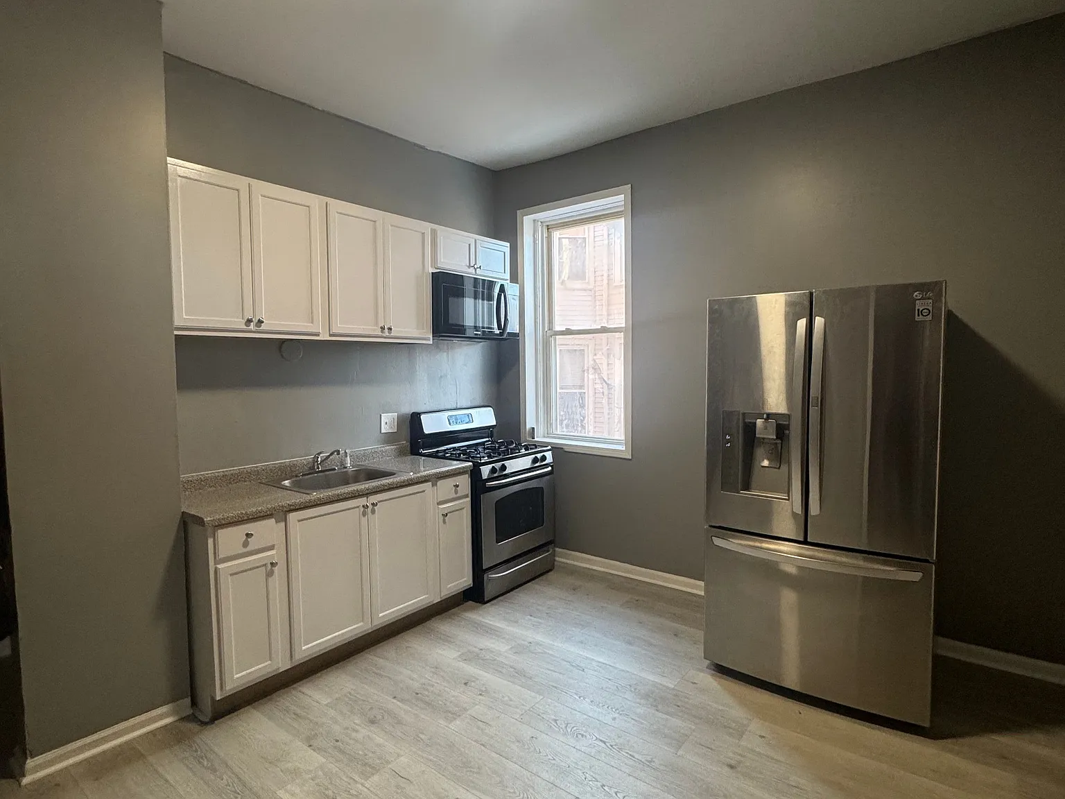 4 bed, 1.0 bath, 1200 sqft, $2,000 — Photo 2