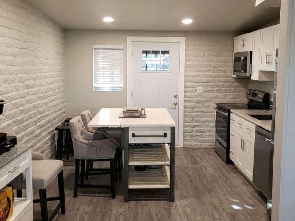 Fully function kitchen with kitchen island. All appliances new adn stainless steel.