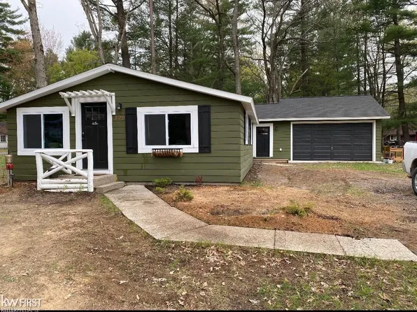 229 Pine Oaks Dr, Prudenville, MI 48651