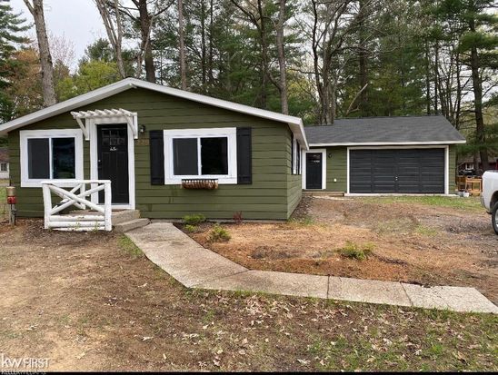 229 Pine Oaks Dr, Prudenville, MI 48651