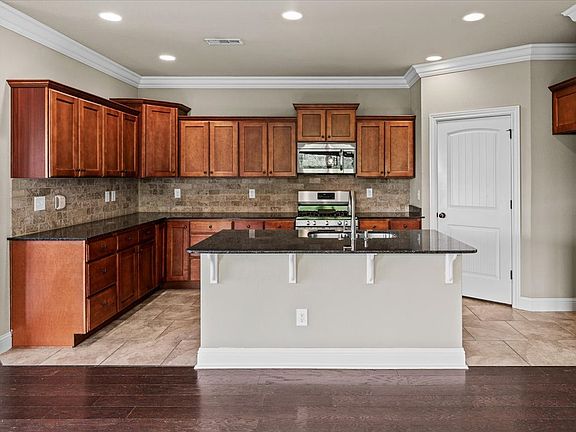 5th image of 1402 Gooseneck Ln