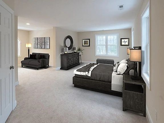 4th image of 660 Mayflower Cir