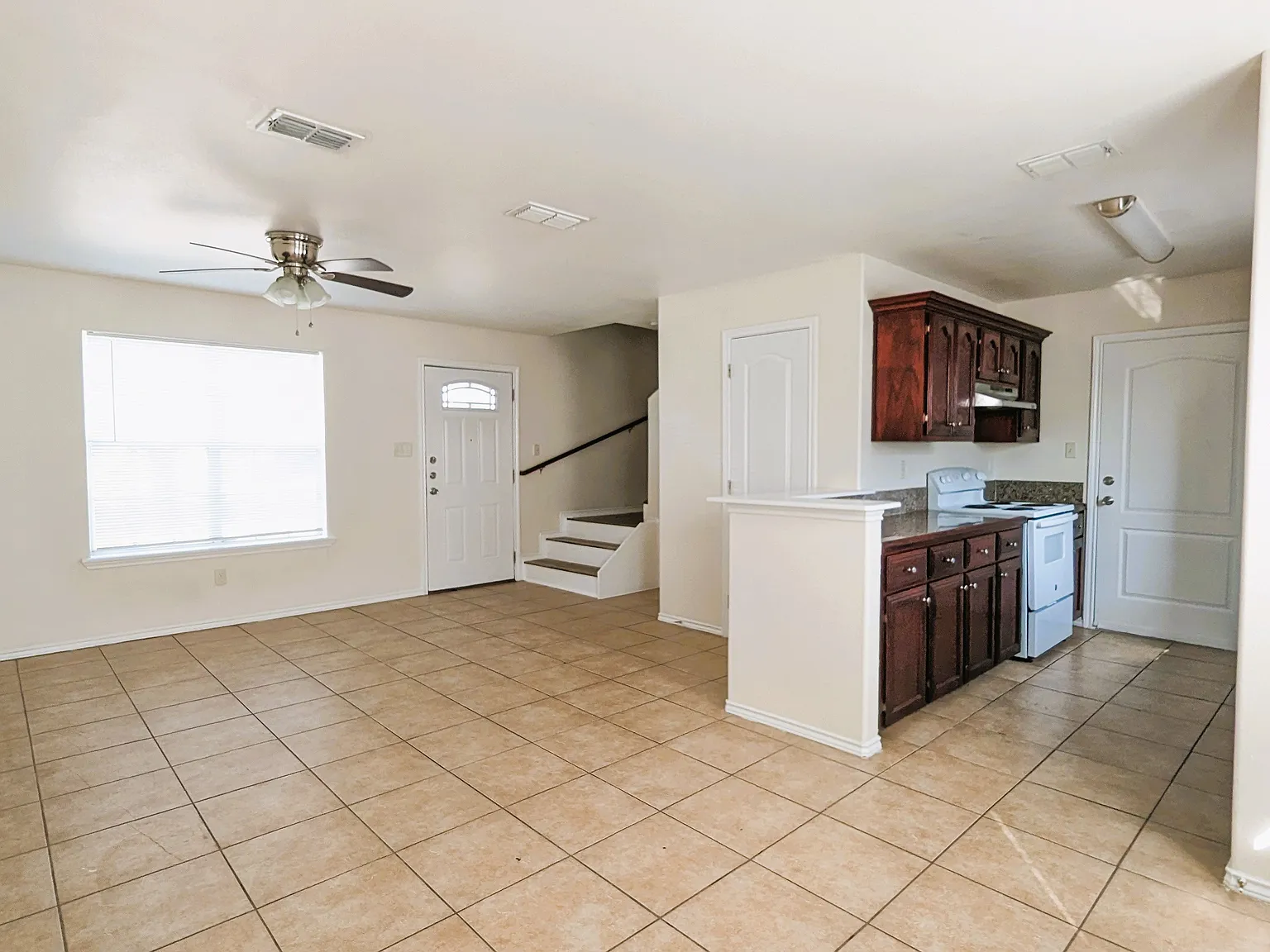 3 bed, 1200 sqft, $1,300 — Photo 4