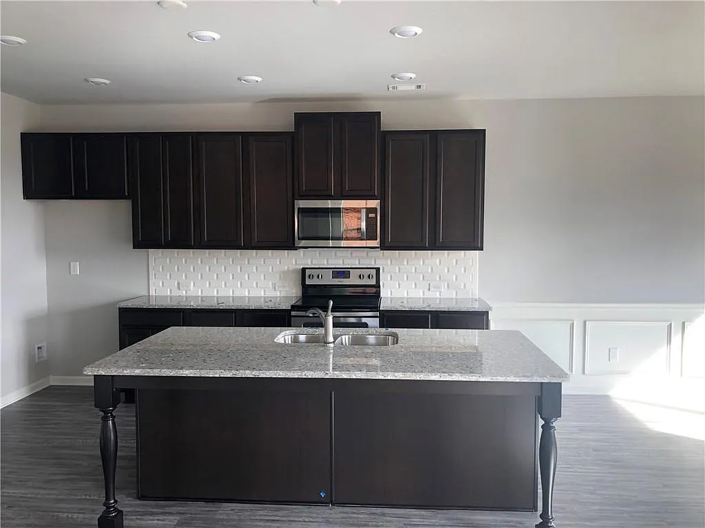 4 bed, 2332 sqft, $1,800 — Photo 3