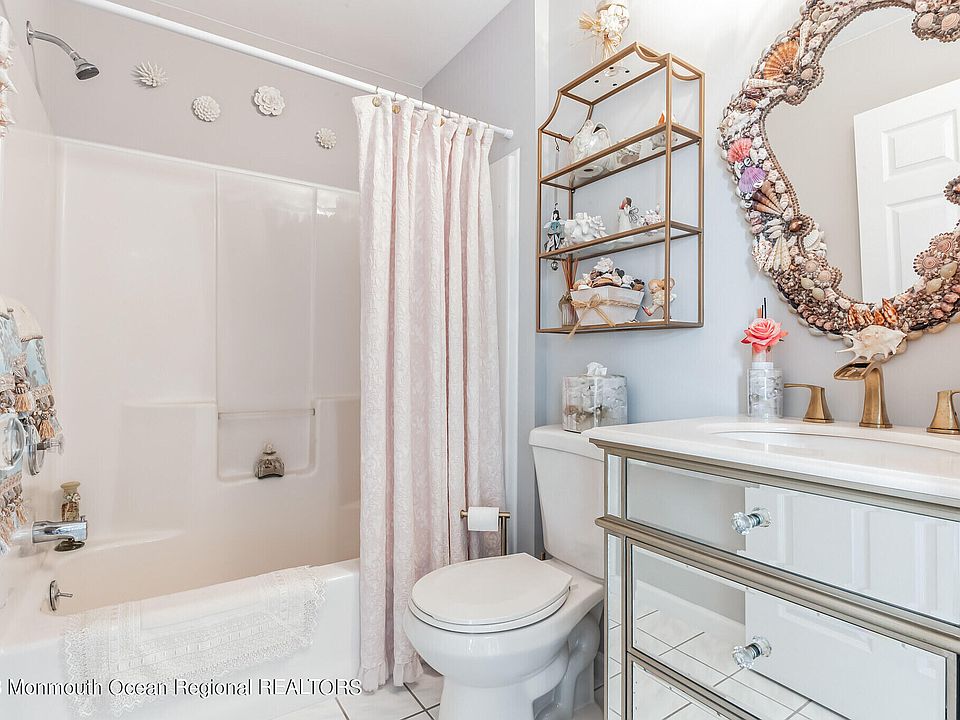 2nd image of 1129 Bayview Avenue