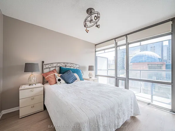 38 Grenville St #1406, Toronto, ON M4Y 1A5