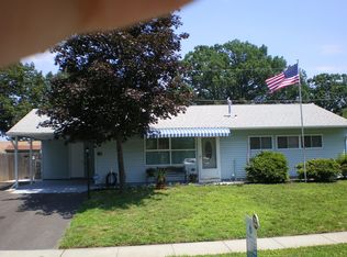 41 Shadetree Ln, Levittown, PA 19055