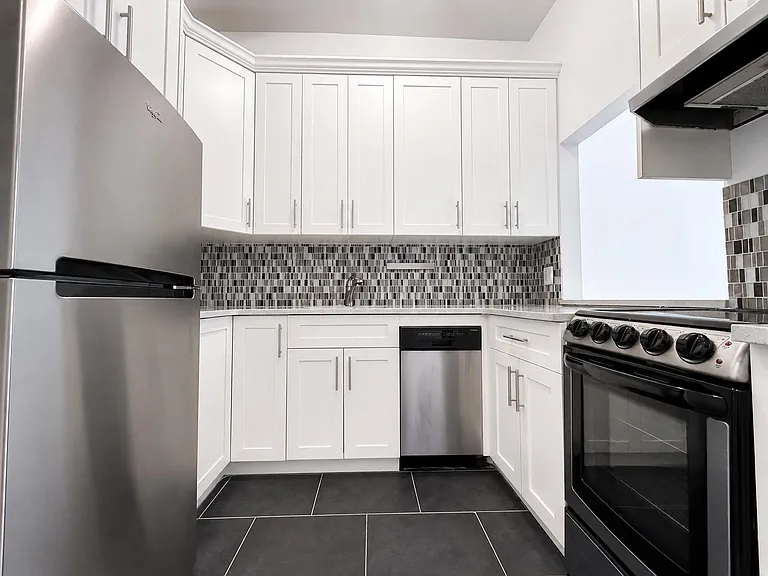346 W 52nd St #21 — Photo 5