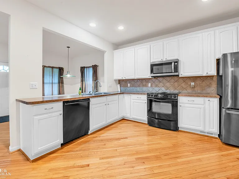 1400 Beaconsfield Ave — Photo 6