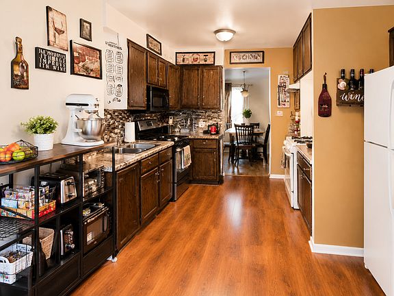 4th image of 885 White Oak Ln