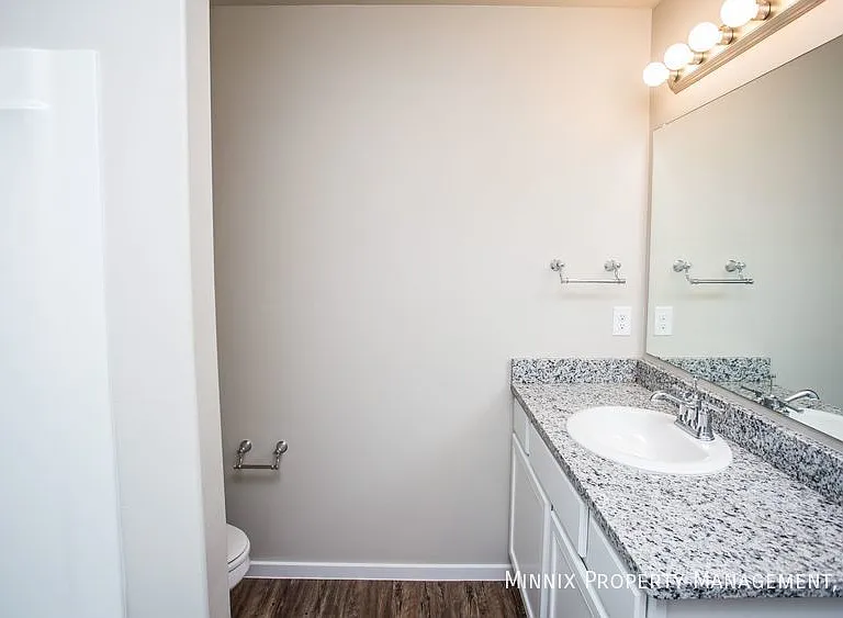 2027 Kenwood Ave — Photo 15
