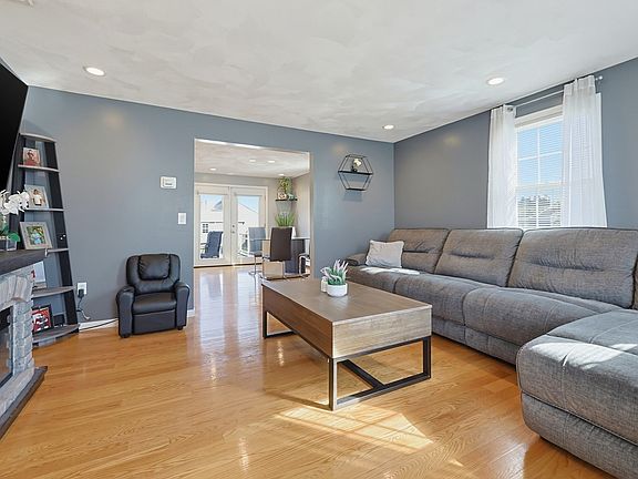 3rd image of 10 Bryan Dr