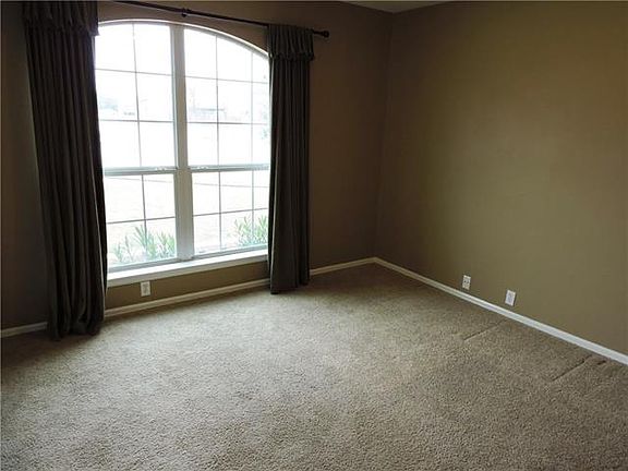 3rd image of 721 Kingfisher Ln