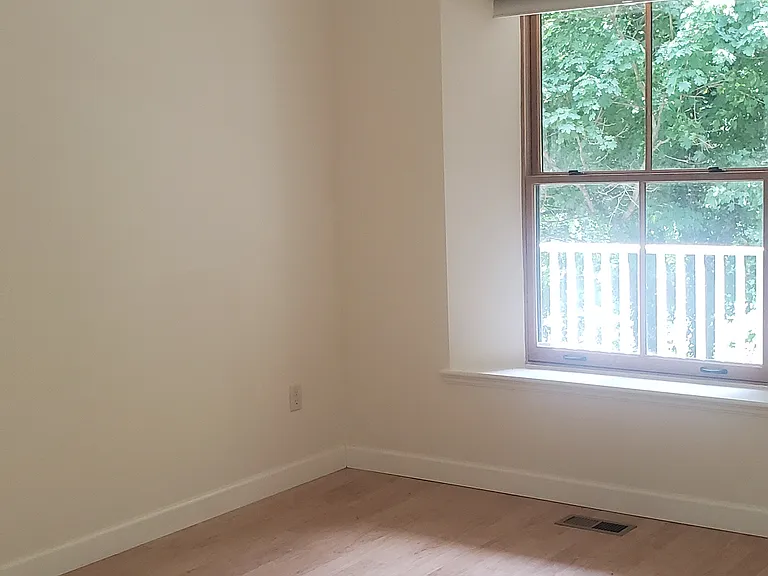 Second bedroom with ceiling fan.
