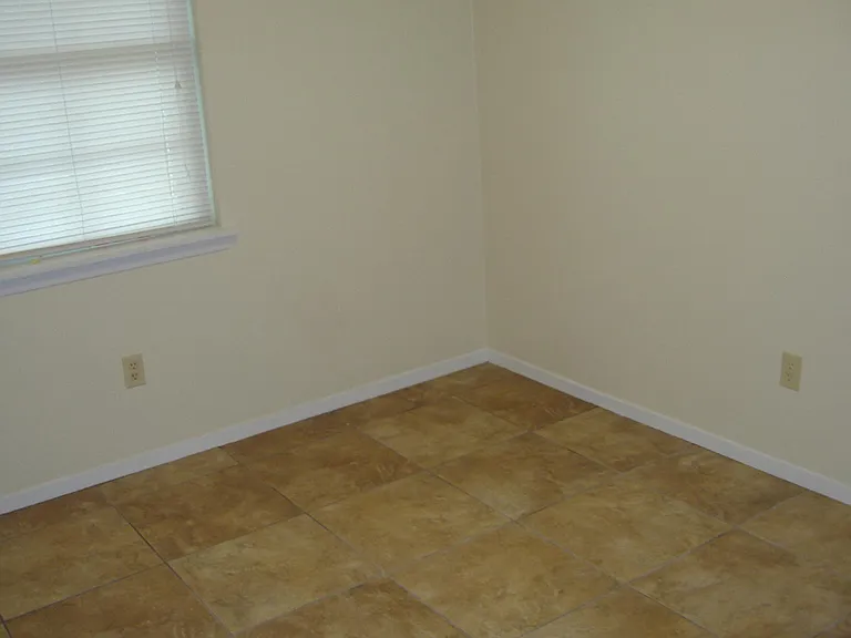 1228 Roundhill Dr — Photo 4