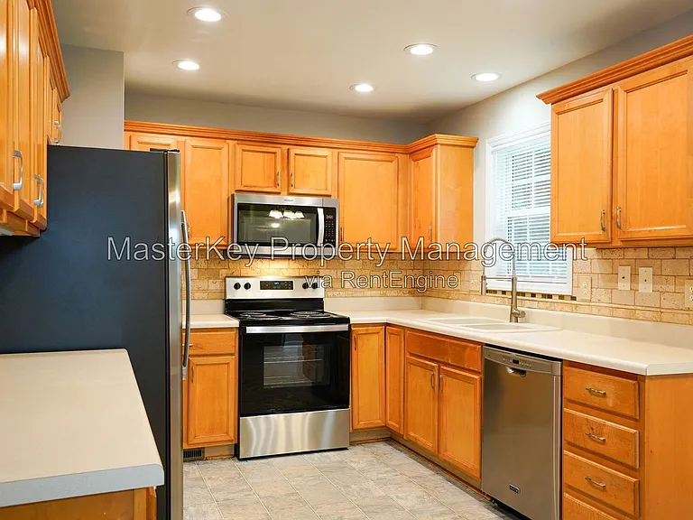 1008 Knighthood Ln — Photo 4