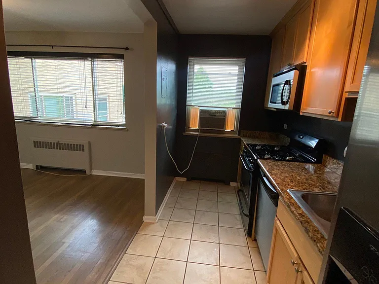 2100 N Franklin St #22 — Photo 4