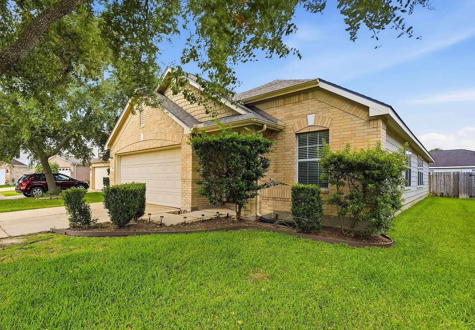 3 bed, 2.0 bath, 1820 sqft, $1,975 — Photo 3