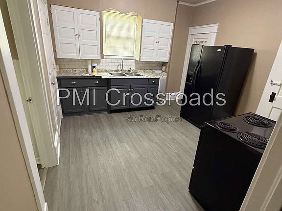 3rd image of 932 Roslyn Ave SW Unit 1