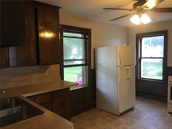 4th image of 208 Railroad St #2