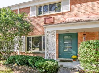 666 Carriage Hill Dr, Glenview, IL 60025
